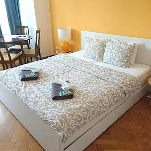 cozy-studio-in-the-heart-of-old-prague-on-the-vltava-embankment.praguehotelsweb.com/